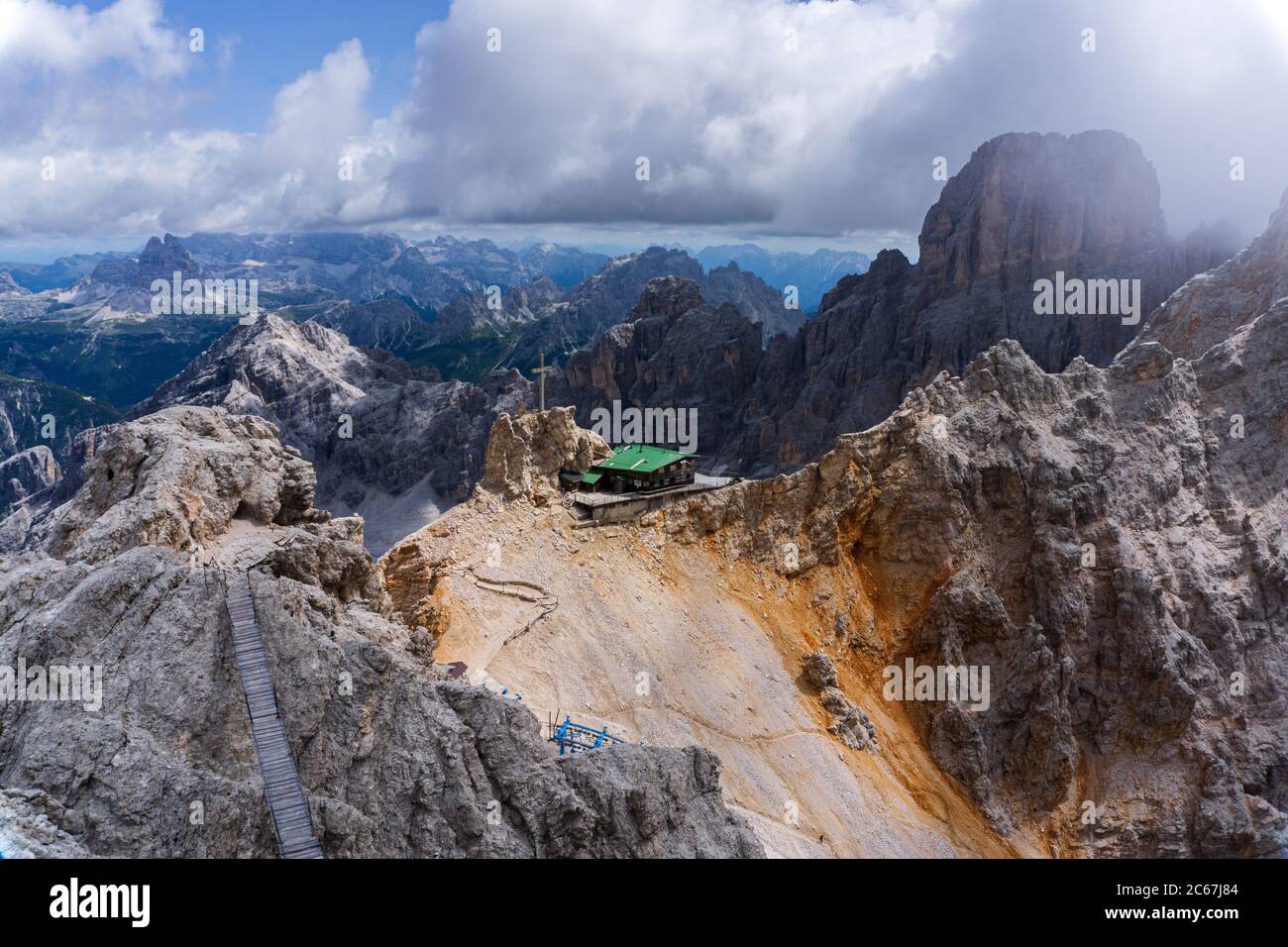 Schutzhütte auf dem Gipfel des Monte Cristallo, Dolomiten, Italien Stockfoto