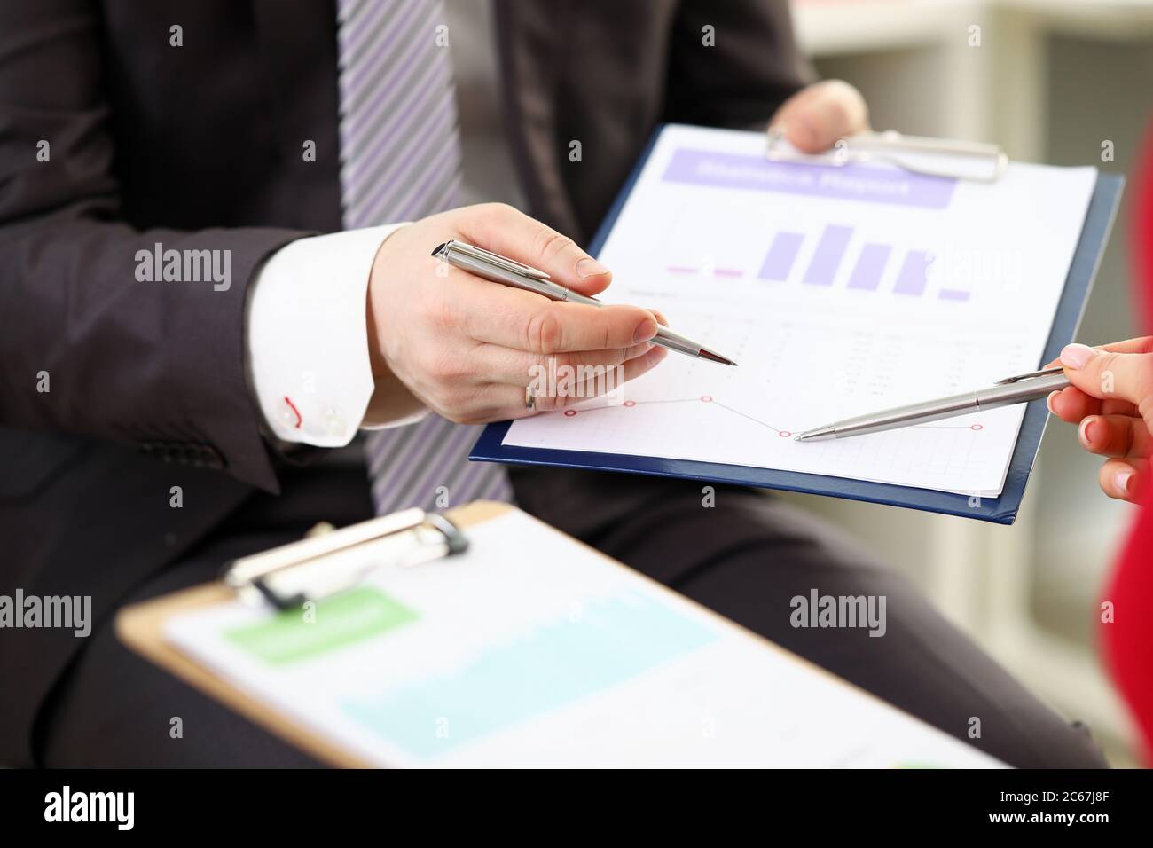 Das People Office diskutiert Daten aus dem statistischen Bericht Stockfoto