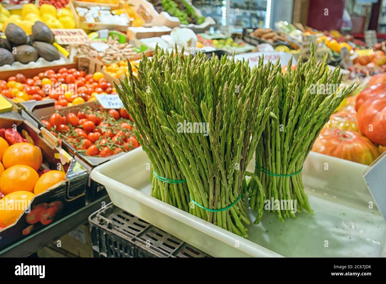 Frischer Spargel und ein weiteres Gemüse auf dem Lebensmittelmarkt Anzeige, getönte Stockfoto