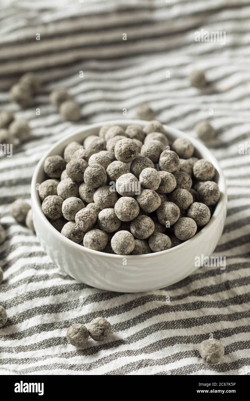 Rohe trockene Bio Tapioka Perle Bälle in einer Schüssel Stockfoto