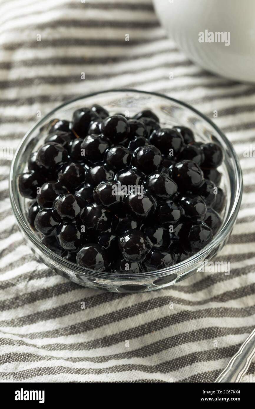 Roh gekocht Bio Tapioka Pearl Balls in einer Schüssel Stockfoto