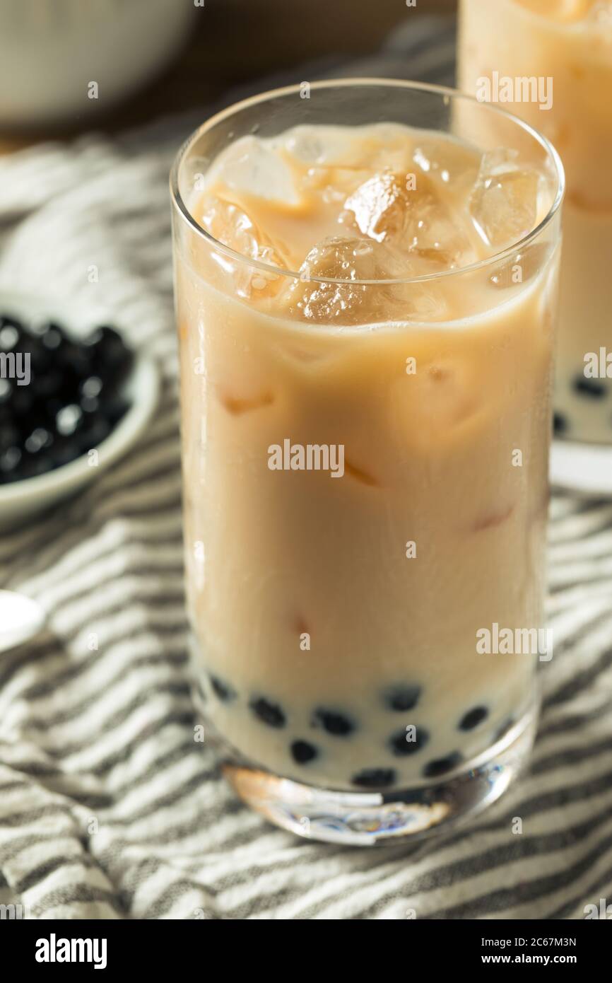 Erfrischender hausgemachter Boba Milchtee mit Tapioca Perlen Stockfoto