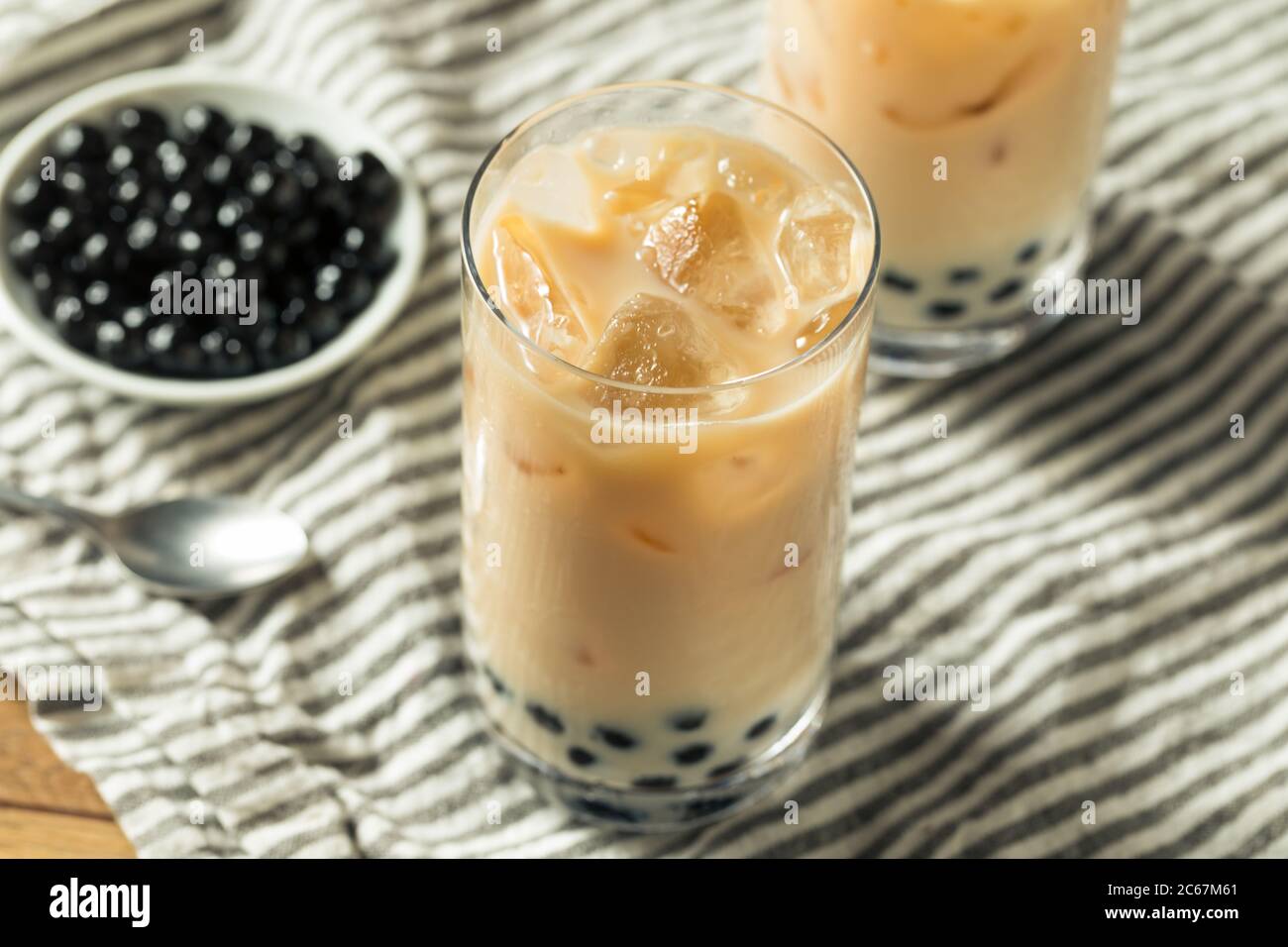 Erfrischender hausgemachter Boba Milchtee mit Tapioca Perlen Stockfoto