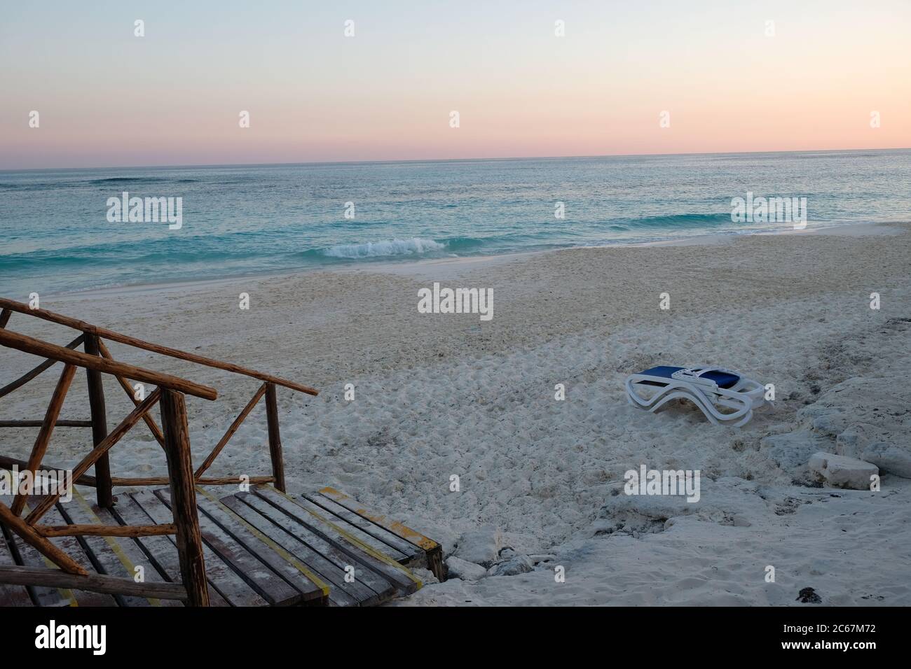 Karibischer Sonnenuntergang. Kuba. Cayo largo. Leerer Strand. Stockfoto