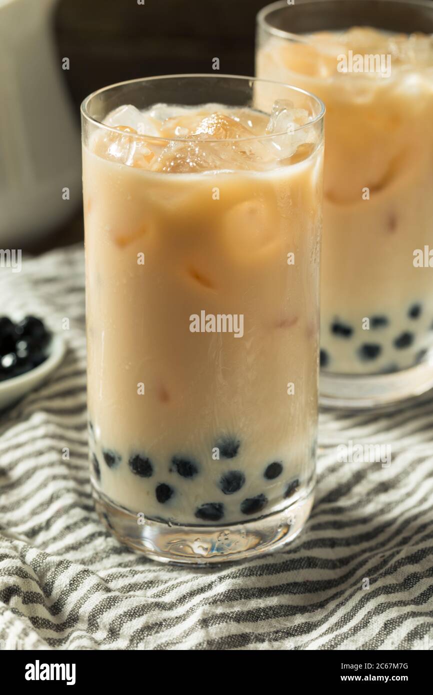 Erfrischender hausgemachter Boba Milchtee mit Tapioca Perlen Stockfoto