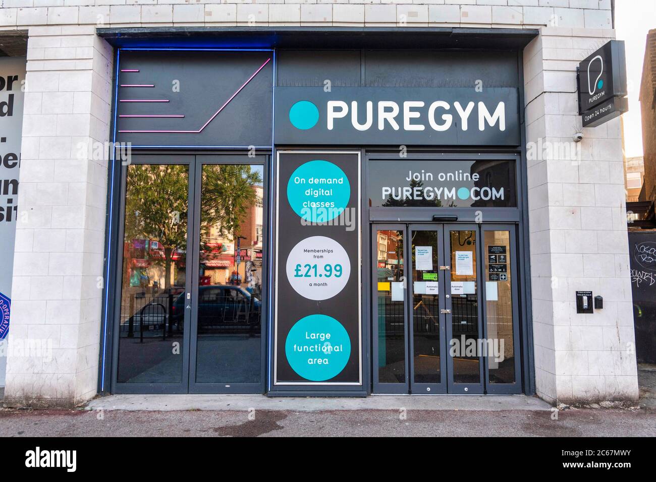 London, Großbritannien. Juni 2020. Pure Gym in Lewisham mit geschlossenen Türen gesehen.Gyms & Hallenbäder sind immer noch in Lockdown wegen Covid-19 Krise mit keinem bestätigten Datum, wie auch, wenn sie wieder öffnen können. Kredit: Dave Rushen/SOPA Images/ZUMA Wire/Alamy Live Nachrichten Stockfoto