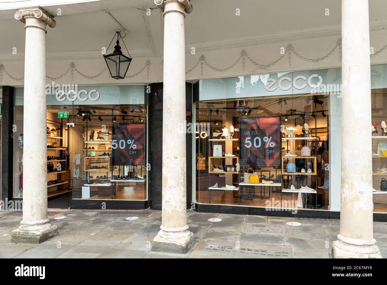 Verkauf mit 50% Rabatt bei Ecco Schuhe ein Schuhgeschäft in Bath Street,  Bath, England, UK Stockfotografie - Alamy