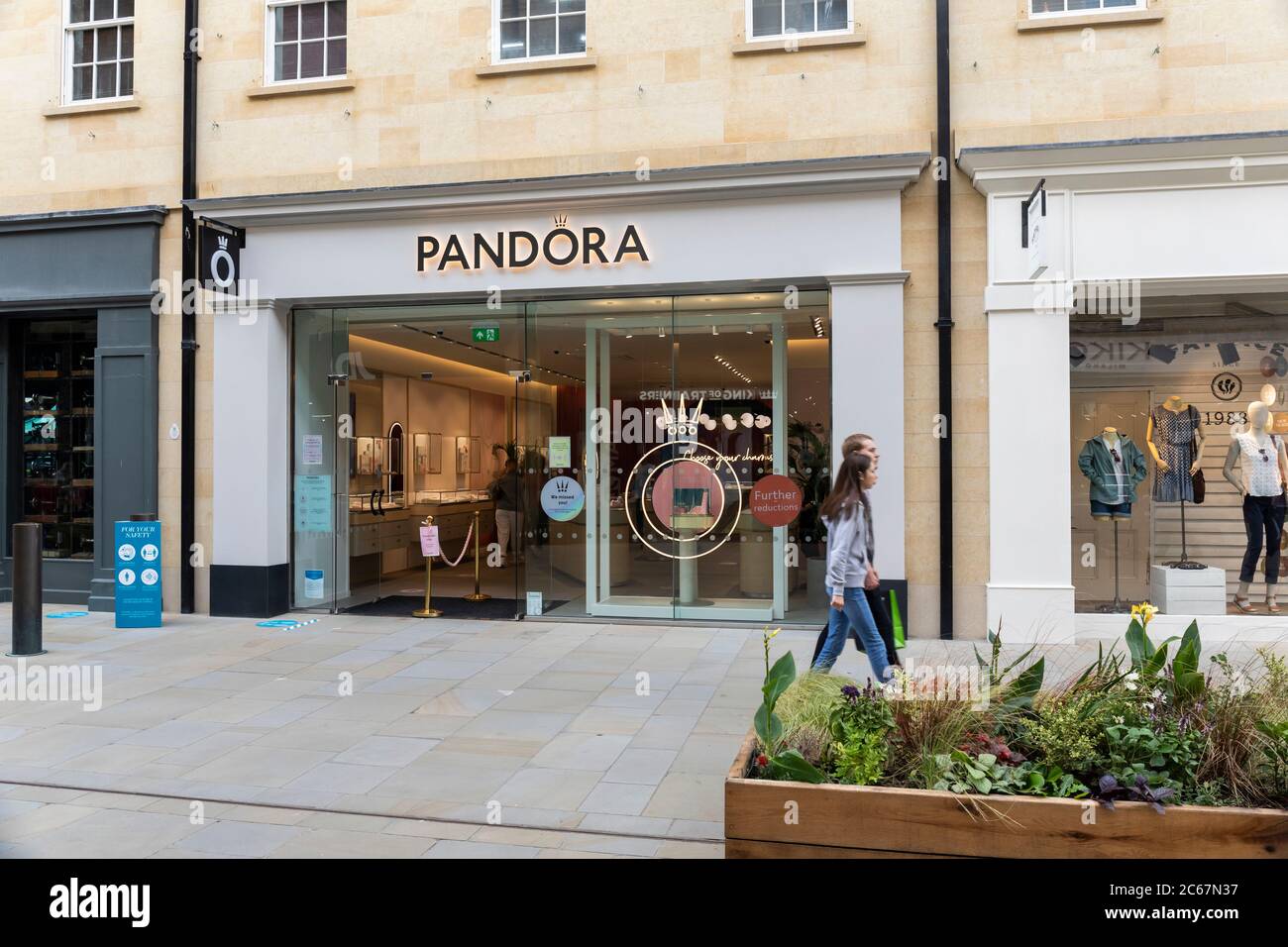 Nahaufnahme des Pandora-Geschäfts in der St Lawrence Street, Southgate, Bath, England, Großbritannien Stockfoto