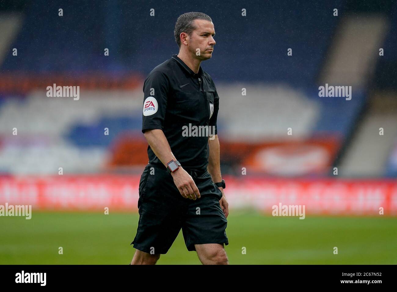 Luton, Großbritannien. Juli 2020. Schiedsrichter Dean Whitestone nach dem Sky Bet Championship Spiel zwischen Luton Town und Barnsley in Kenilworth Road, Luton, England am 7. Juli 2020. Foto von David Horn/Prime Media Images. Kredit: Prime Media Images/Alamy Live Nachrichten Stockfoto