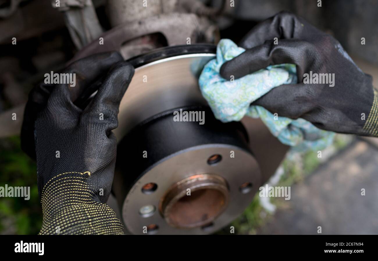 Reinigung der Scheibenbremse des Fahrzeugs. Stockfoto