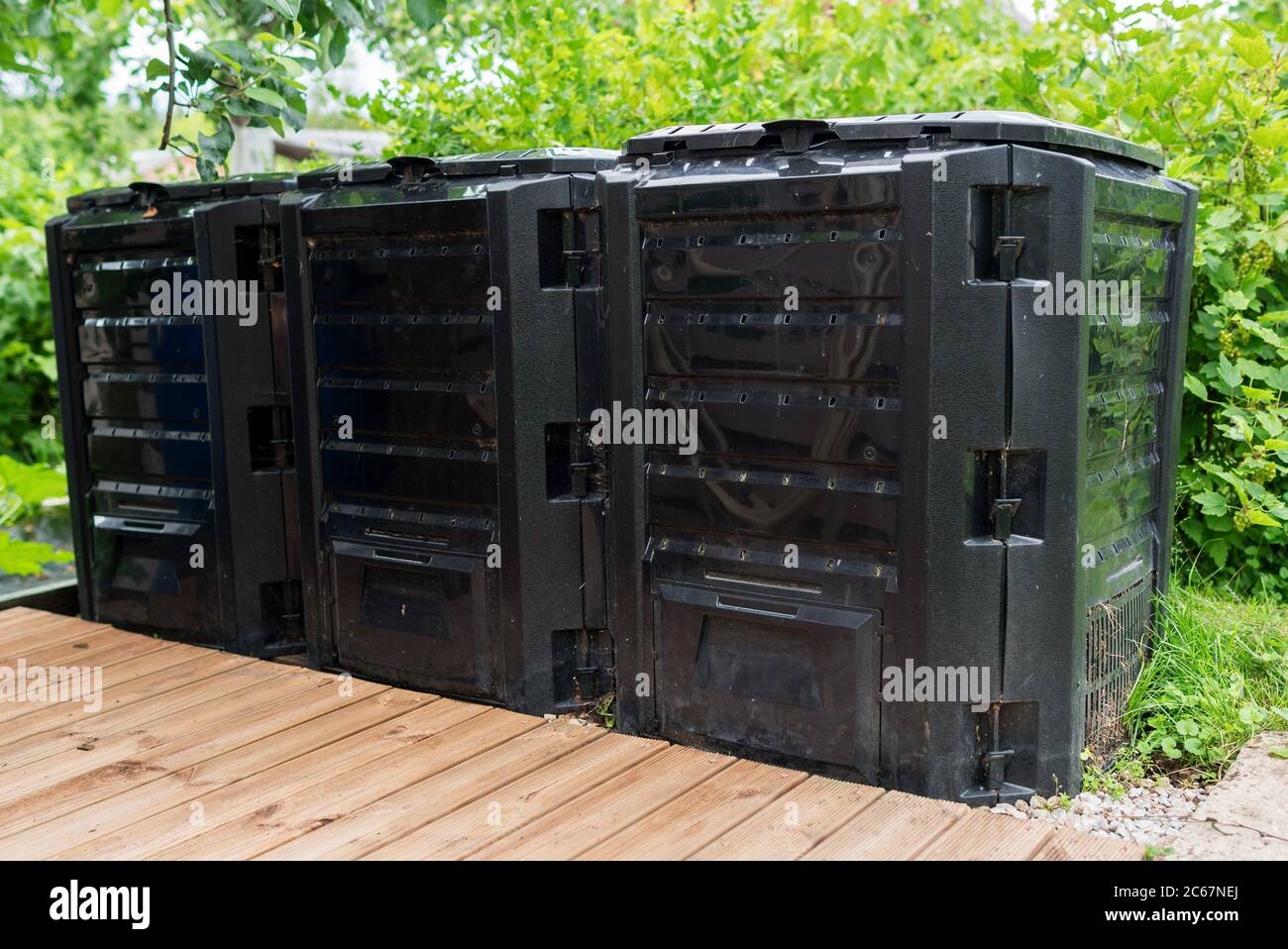 Drei Kompost-Container-Behälter auf dem Land. Stockfoto