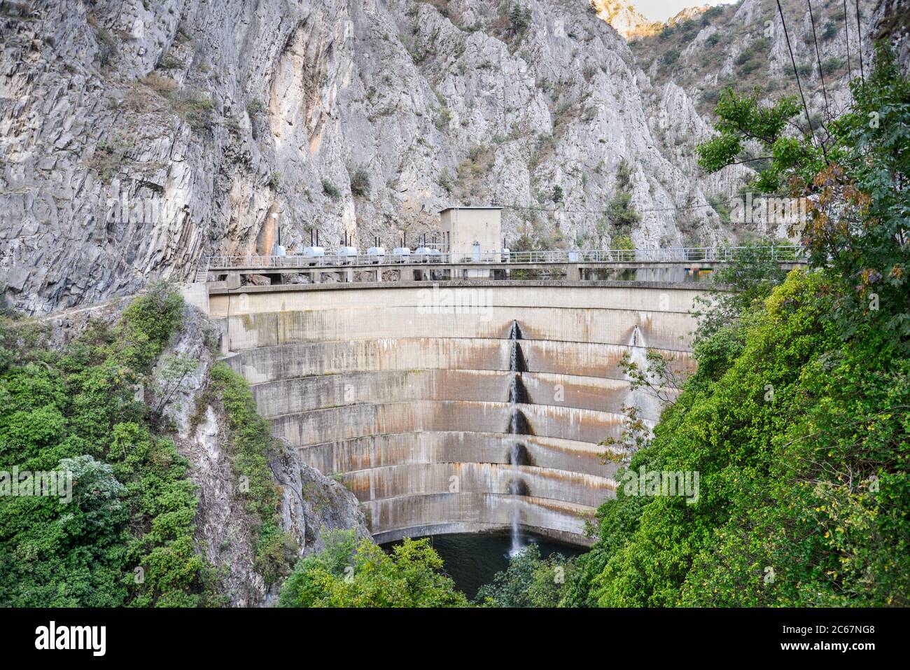 Am Matka Canyon, in der Nähe von Skopje, hält ein Damm das Wasser des Matka Sees zurück. Stockfoto