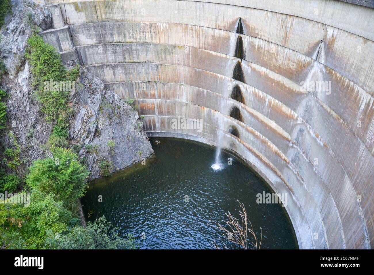 Am Matka Canyon, in der Nähe von Skopje, stürzt ein Damm das Wasser des Matka Sees zurück. Stockfoto