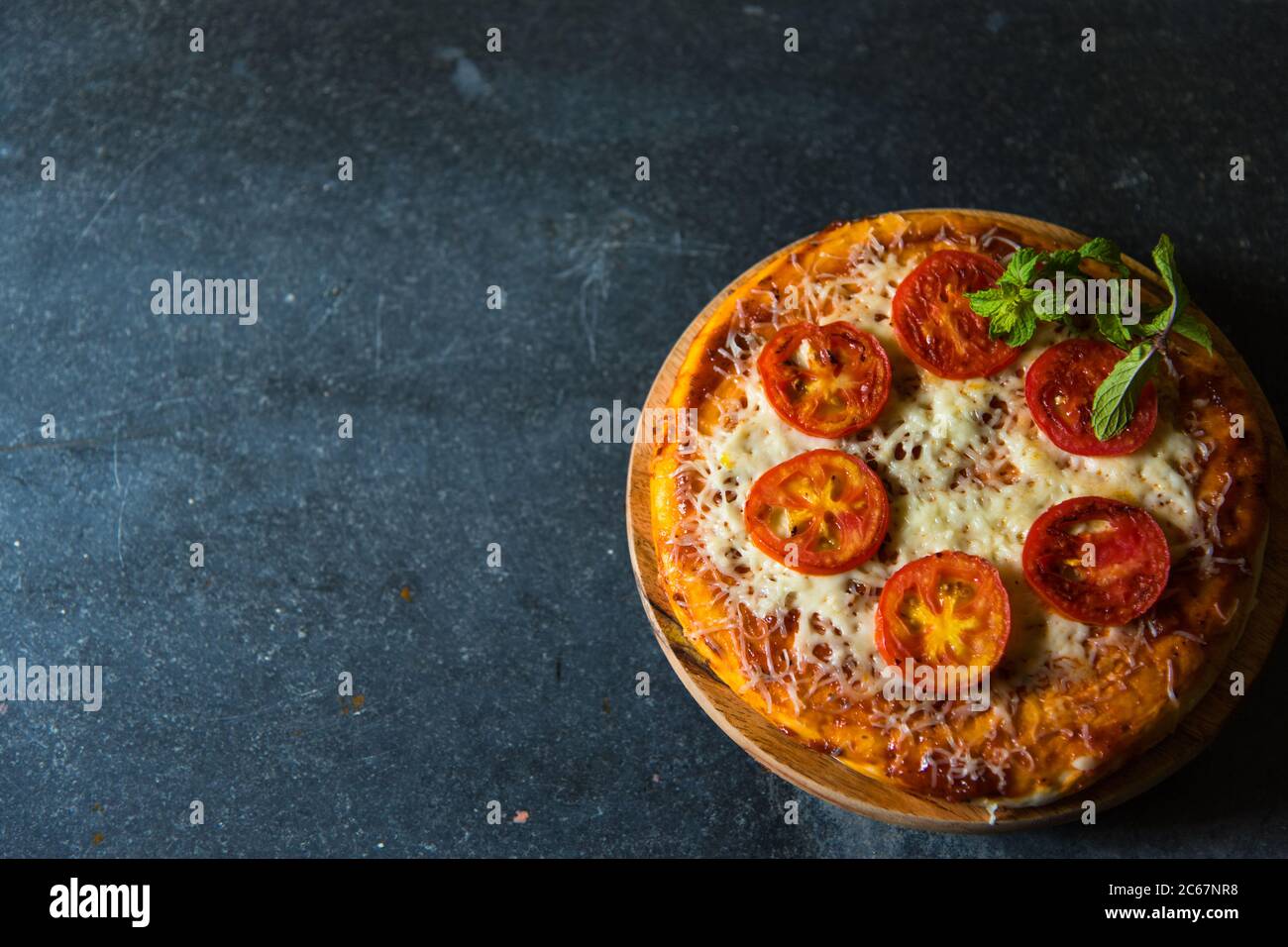 Käse und Tomatenpizza auf einem Hintergrund mit selektivem Fokus. Pizza ...