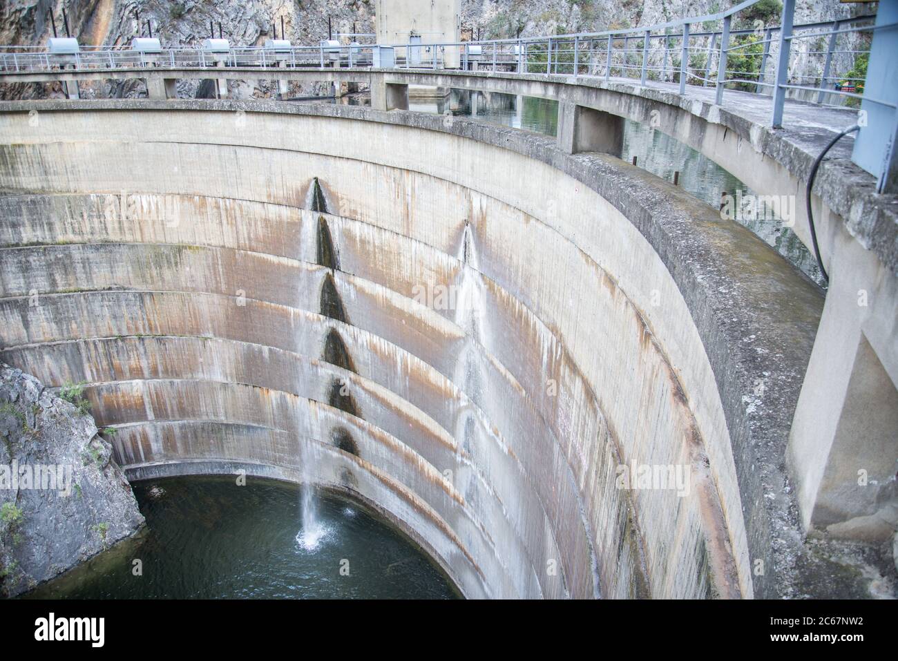 Am Matka Canyon, in der Nähe von Skopje, stürzt ein Damm das Wasser des Matka Sees zurück. Stockfoto
