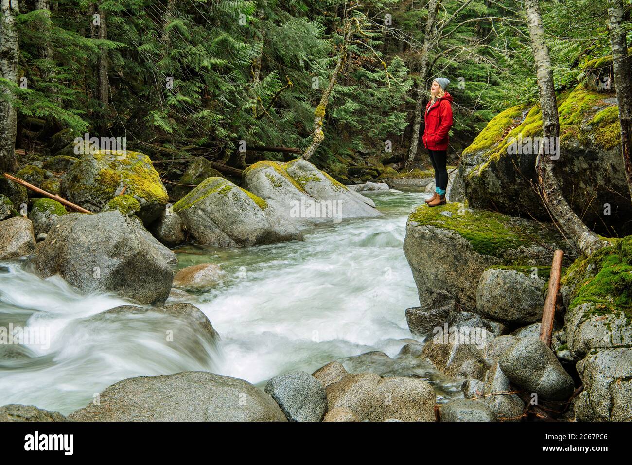 Blick auf Frau am Fluss auf Deception Falls National Recreation Area, Washington, USA Stockfoto