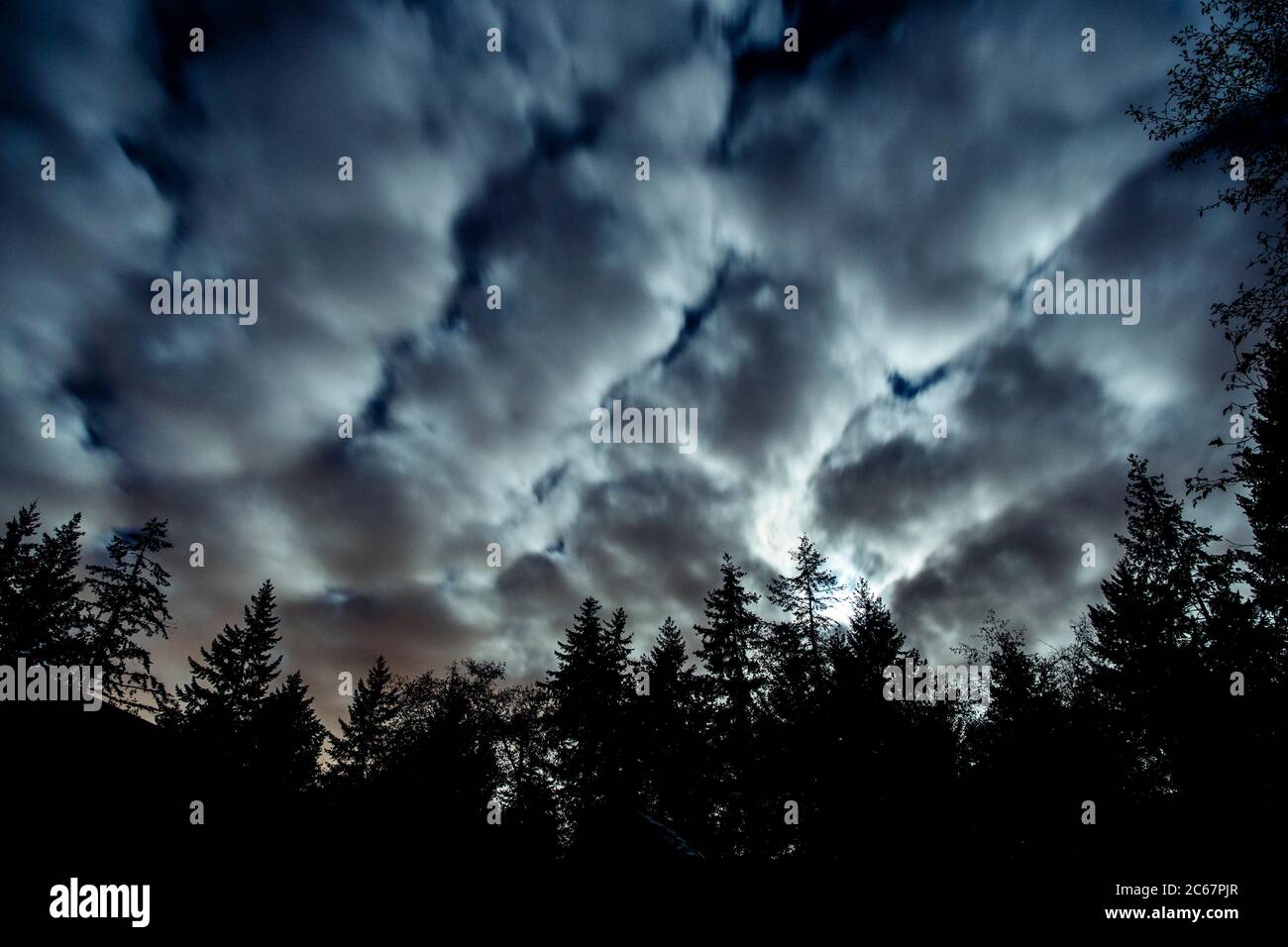 Dramatischer Himmel bei Dämmerung, Bainbridge Island, Washington, USA Stockfoto
