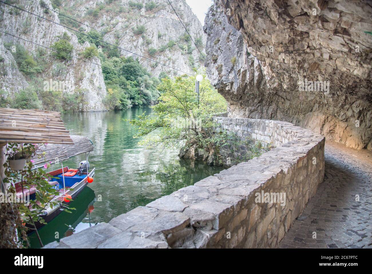 Am Matka Canyon, in der Nähe von Skopje, können Besucher den Pfad entlang des Flusses und des Wassers des Matka Sees spazieren. Stockfoto