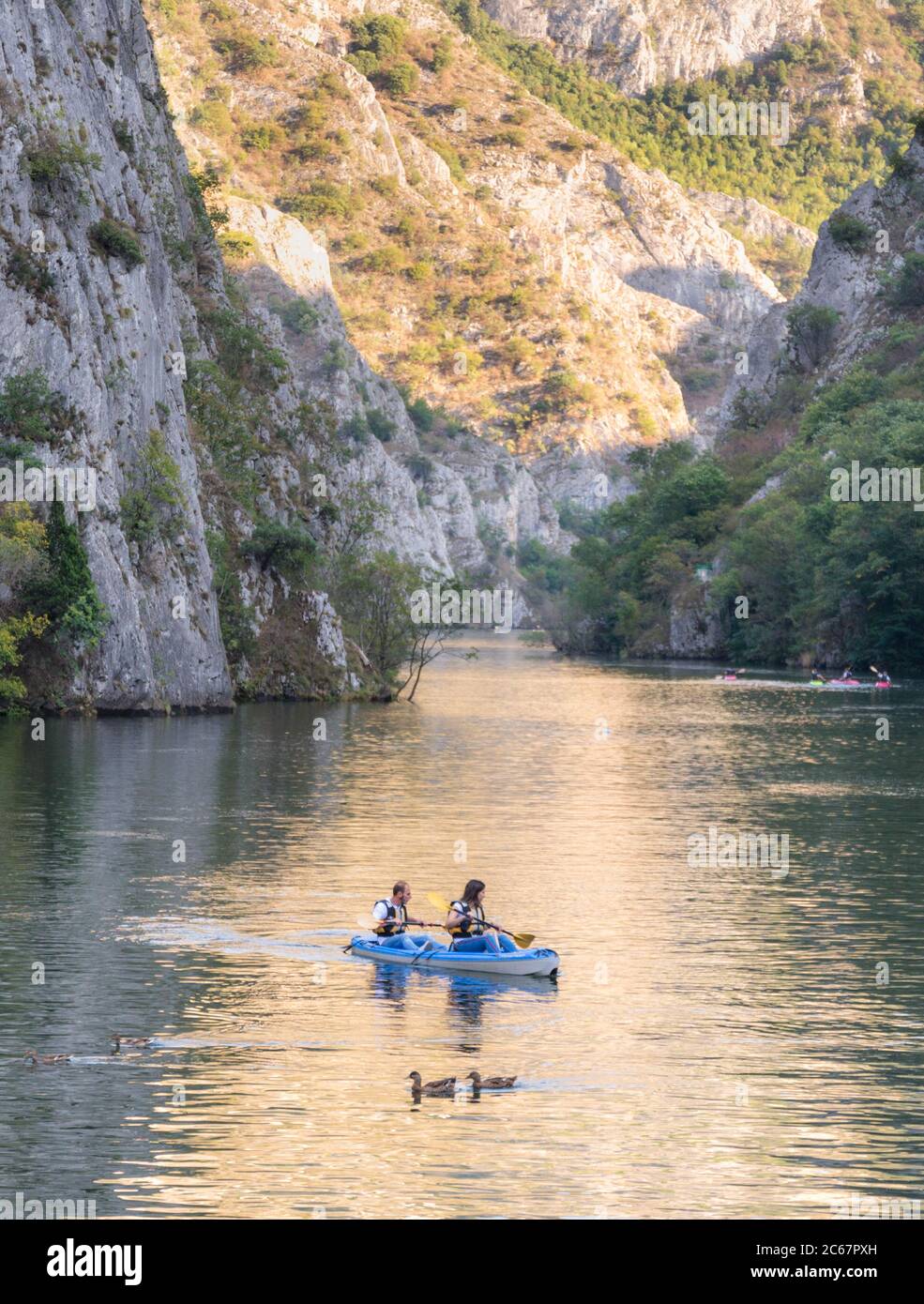 Am Matka Canyon, in der Nähe von Skopje, nehmen Besucher an Bootsfahrten Teil und mieten Kanus, um entlang des Treska Flusses und des ruhigen Wassers des Matka Sees zu driften. Stockfoto