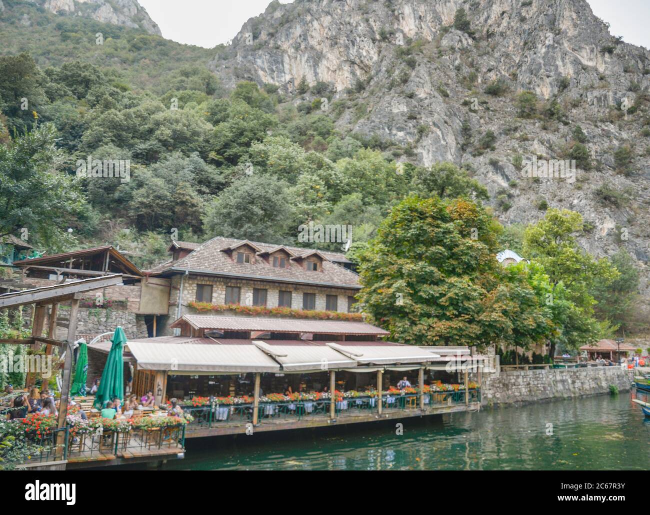 Am Matka Canyon, in der Nähe von Skopje, befindet sich ein Restaurant am ruhigen Wasser des Matka Sees. Stockfoto