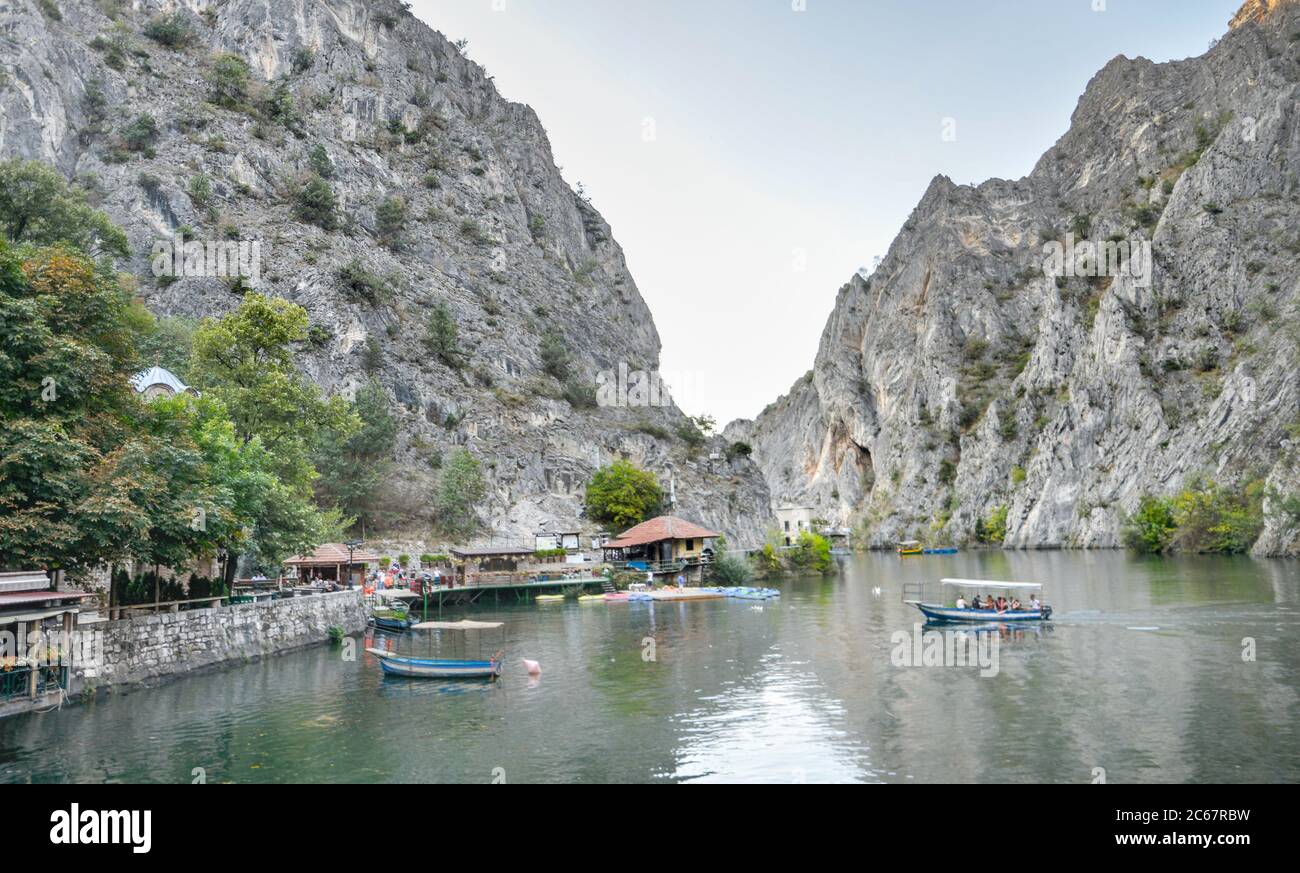 Am Matka Canyon, in der Nähe von Skopje, nehmen Besucher an Bootsfahrten Teil und mieten Kanus, um entlang des Treska Flusses und des Matka Sees zu fahren. Stockfoto