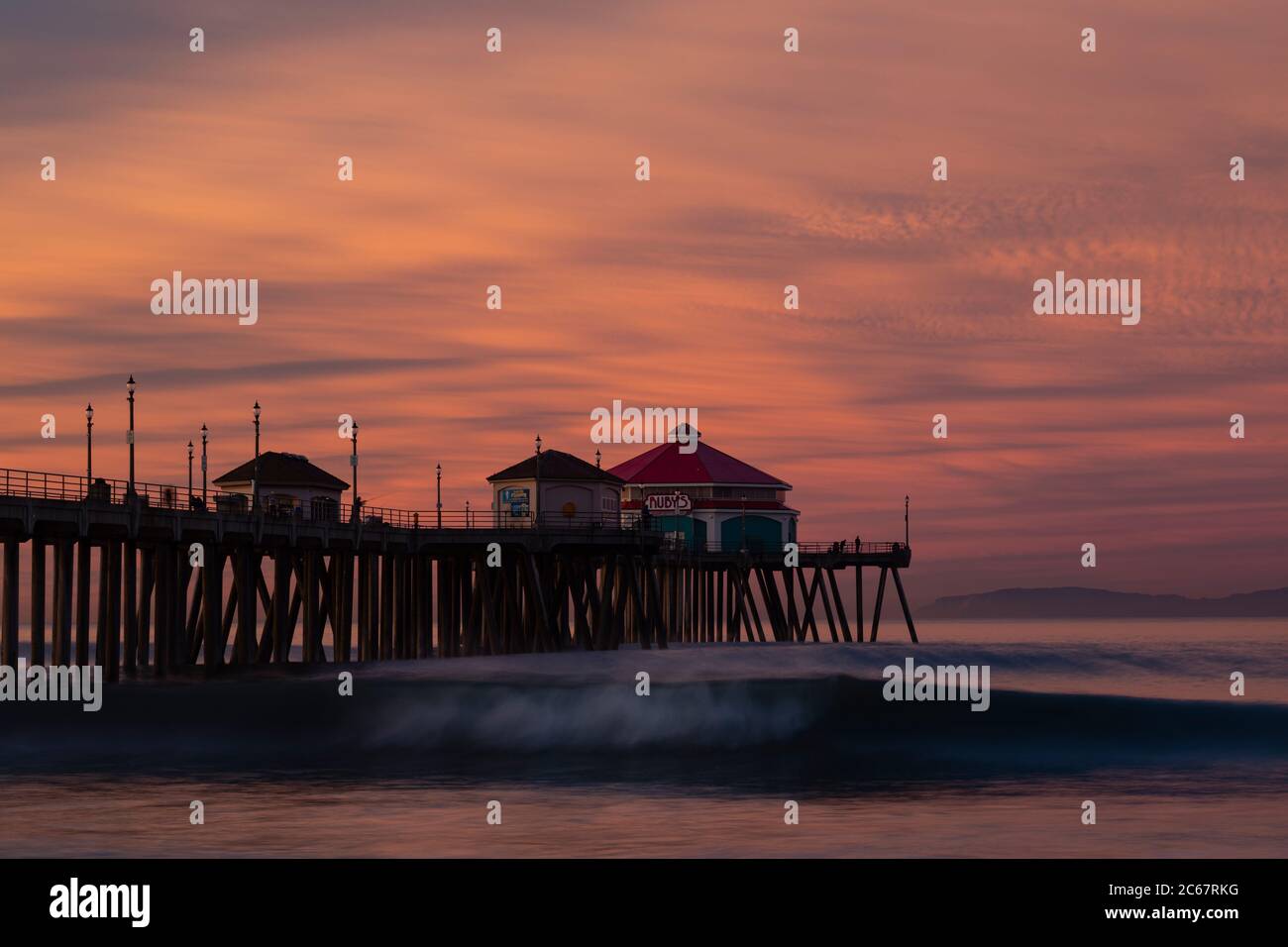 Sonnenuntergang am Huntington Beach Pier mit Ruby's Diner, Kalifornien, USA Stockfoto