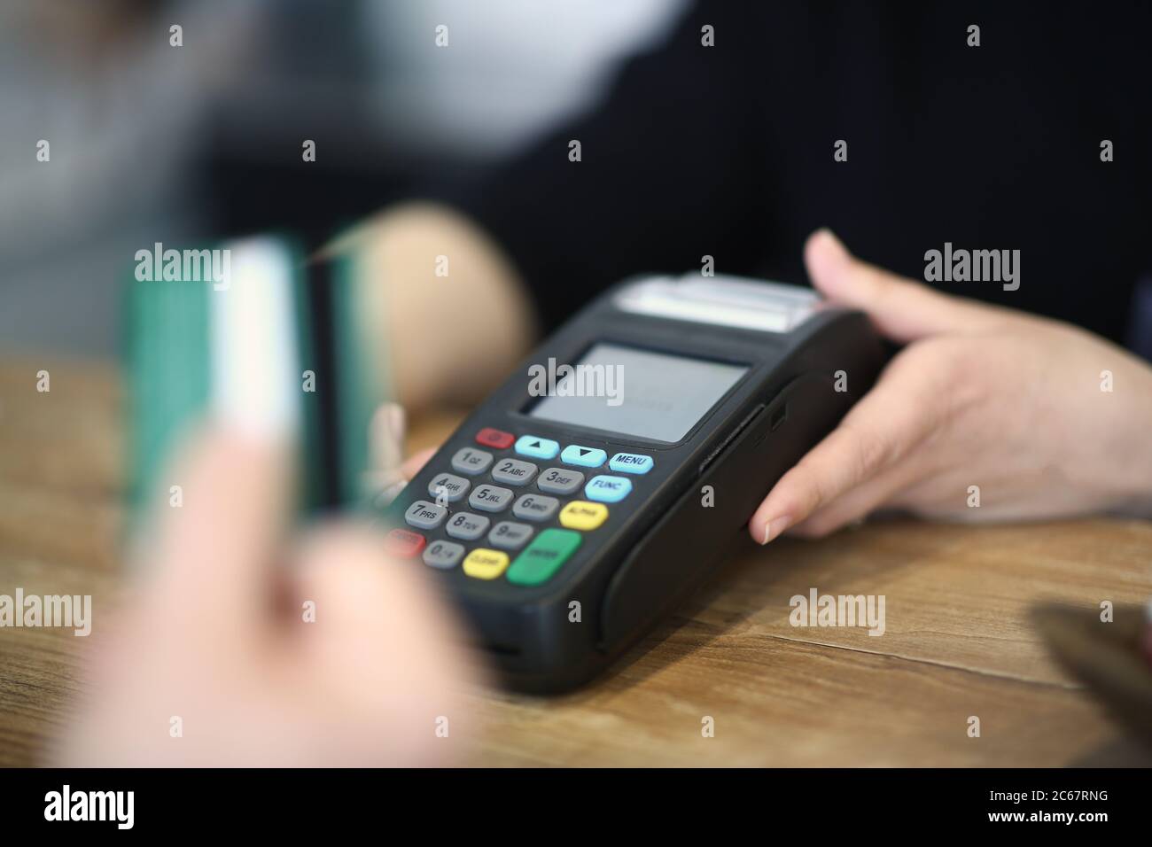 Kunde mit Kreditkarte in einem Café bezahlen Stockfoto