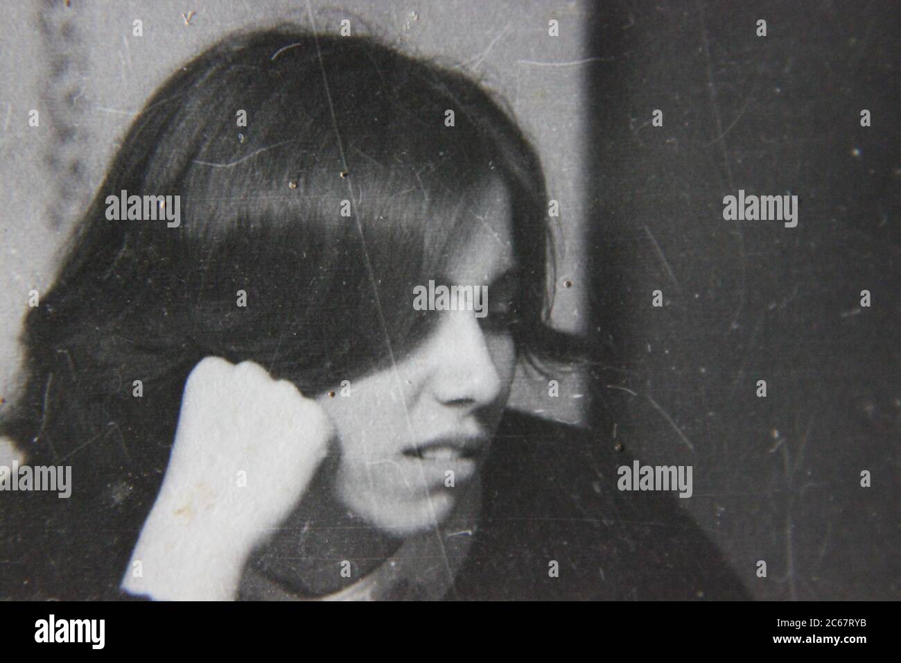 Feine 70er Jahre Vintage schwarz-weiß Lifestyle-Fotografie eines unglücklichen Teenagers. Stockfoto