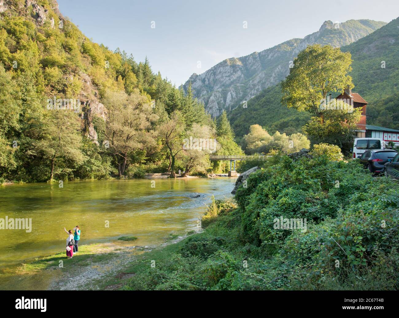 Besucher des Matka Canyon, in der Nähe von Skopje, stehen am Ufer des Treska Flusses und bewundern die wunderschöne Landschaft. Stockfoto