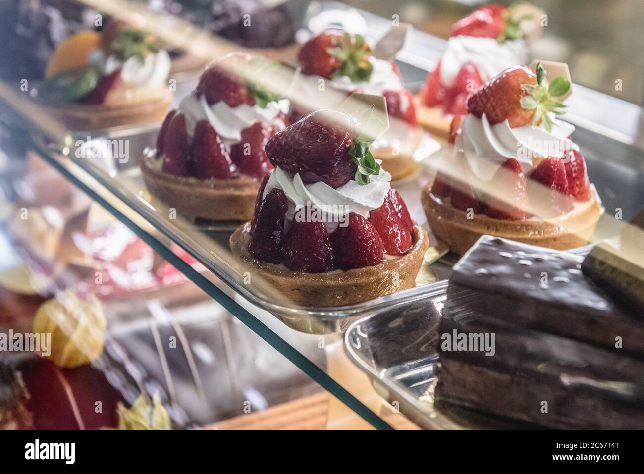 Desserts in L'abeille D'Or Patisserie in Zouq Mosbeh Stadt, Libanon Stockfoto