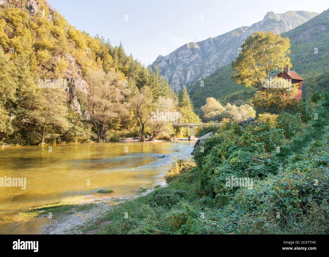 Entlang der sonnigen Ufer des Flusses Treska, Blick auf den nördlichen physischen Eingang zu den Canyons hohe Wände in der Nähe. Stockfoto