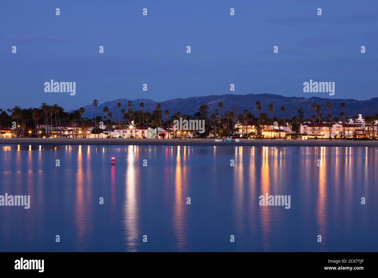Beleuchteter Santa Barbara Pier in der Abenddämmerung, Kalifornien, USA Stockfoto