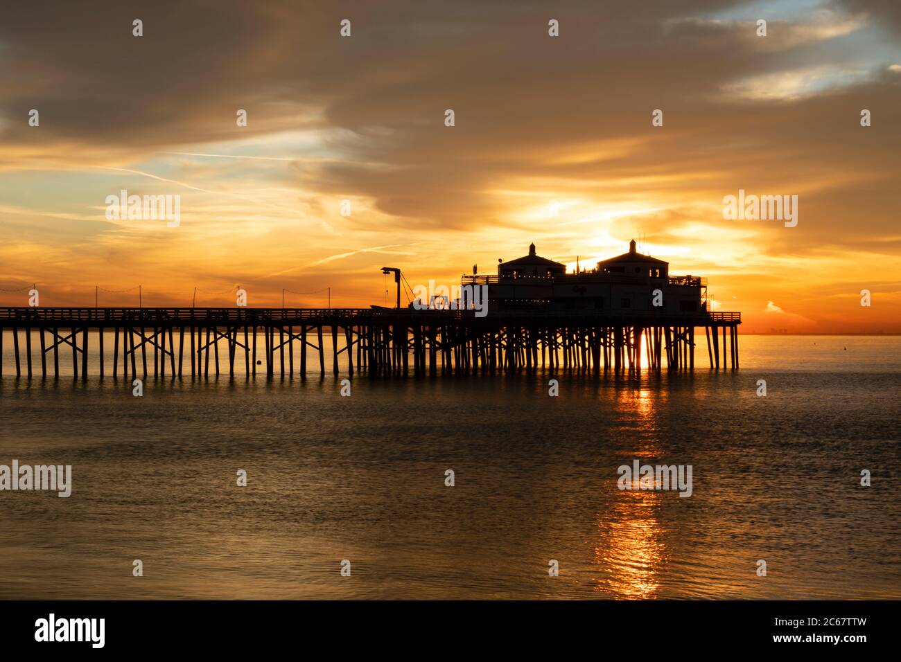 Silhouette des Malibu Beach Pier bei Sonnenuntergang, Kalifornien, USA Stockfoto