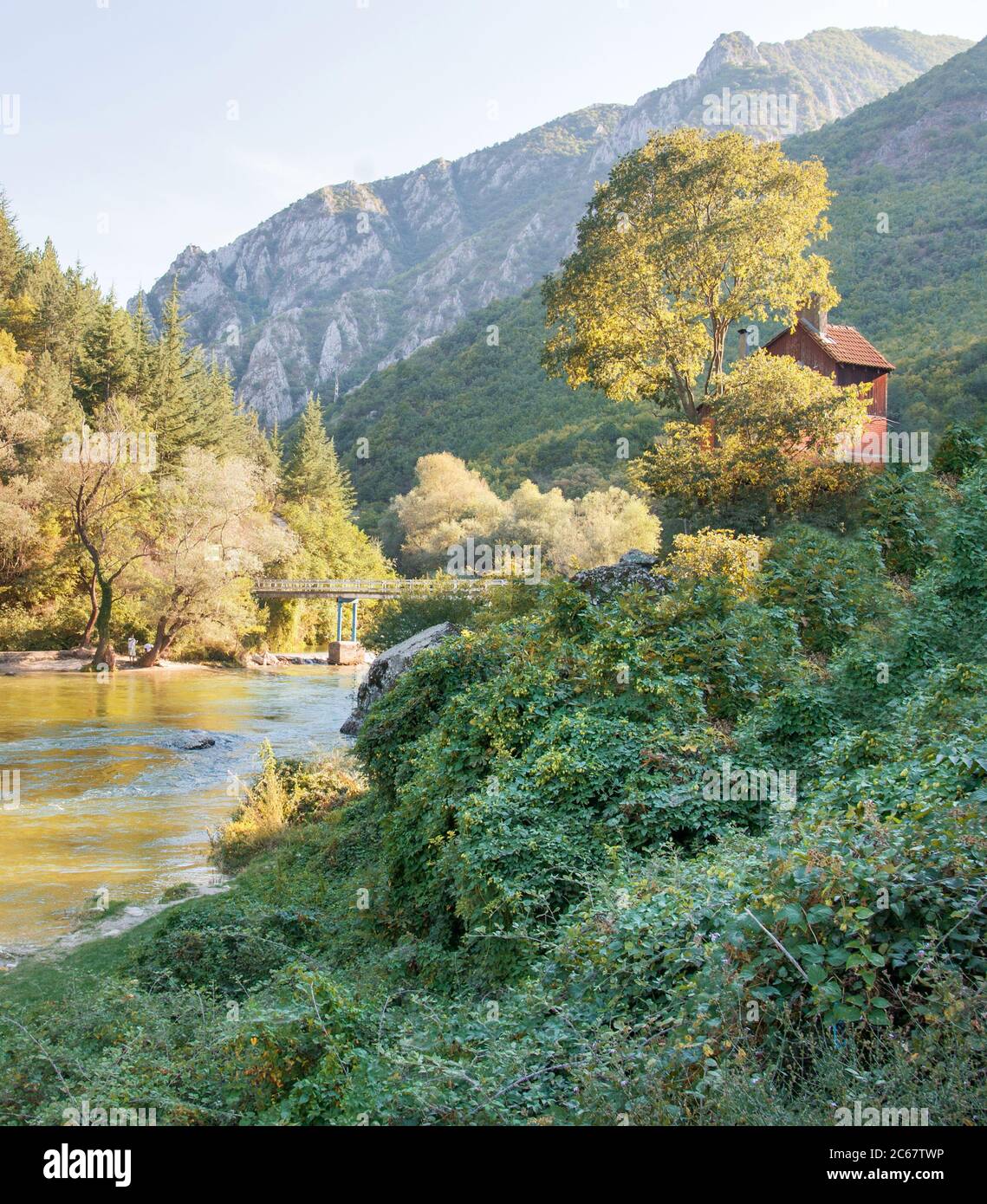 Entlang der sonnigen Ufer des Flusses Treska, Blick auf den nördlichen physischen Eingang zu den Canyons hohe Wände in der Nähe. Stockfoto