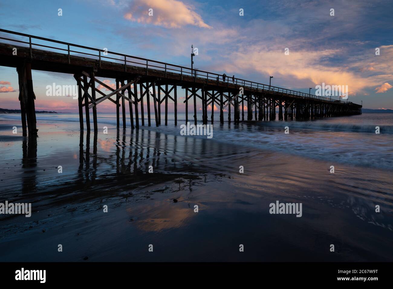 Silhouette des Goleta Beach Pier in der Abenddämmerung, Kalifornien, USA Stockfoto
