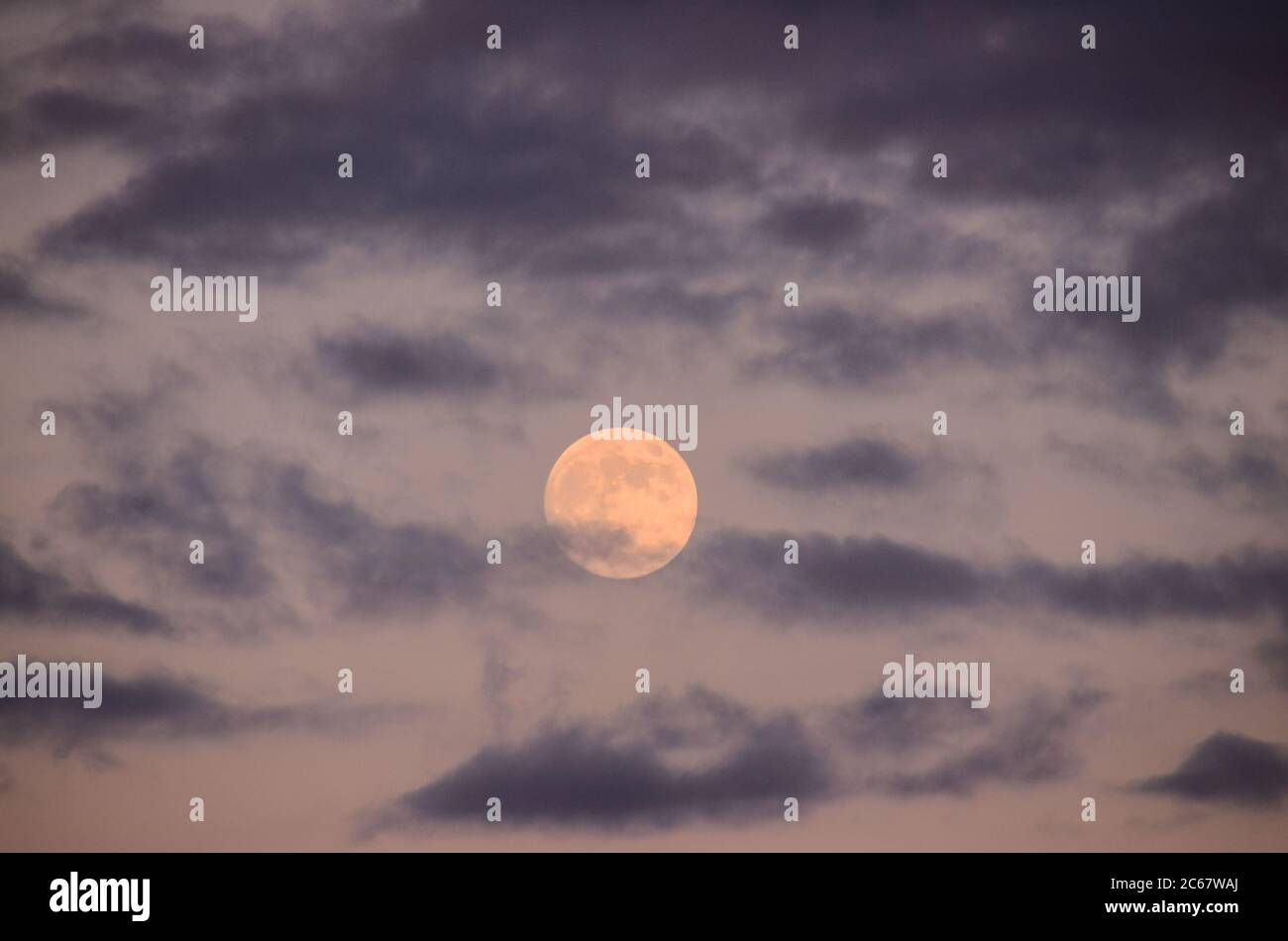 Mond Nahaufnahme zeigt die Details der Mondoberfläche. Stockfoto