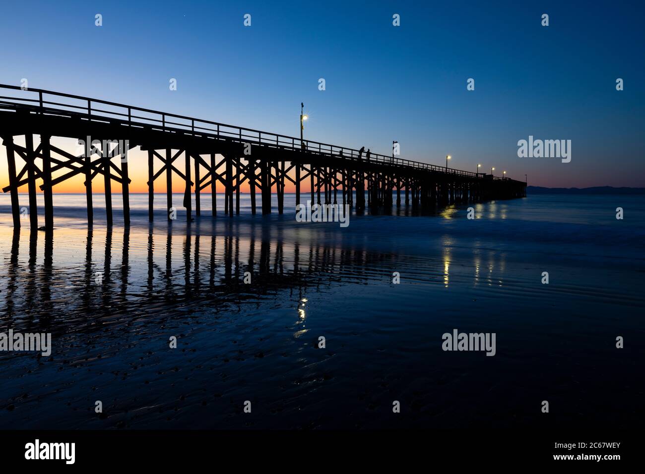 Beleuchteter Goleta Beach Pier in der Abenddämmerung, Kalifornien, USA Stockfoto