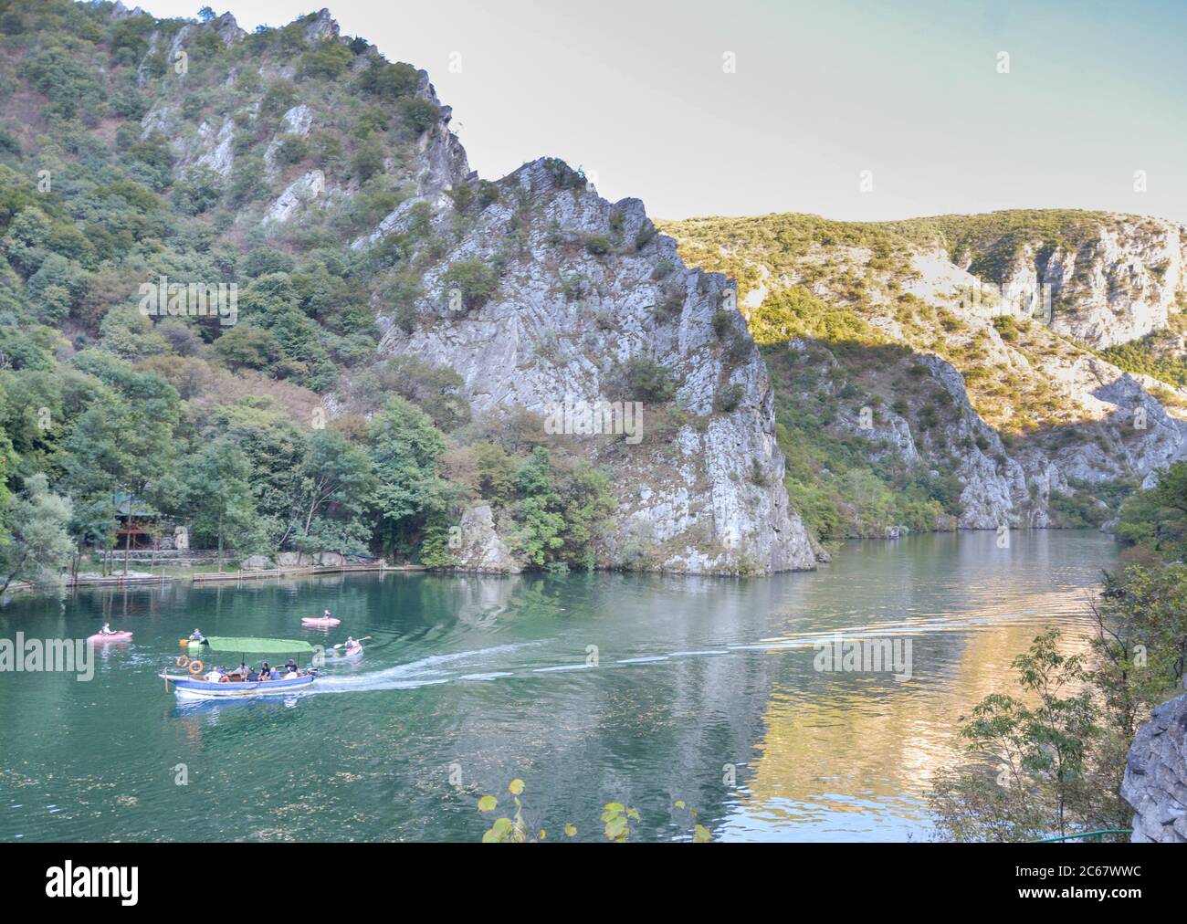 Am Matka Canyon, in der Nähe von Skopje, nehmen Besucher an Bootsfahrten Teil und mieten Kanus, um entlang des Treska Flusses und des Matka Sees zu fahren. Stockfoto