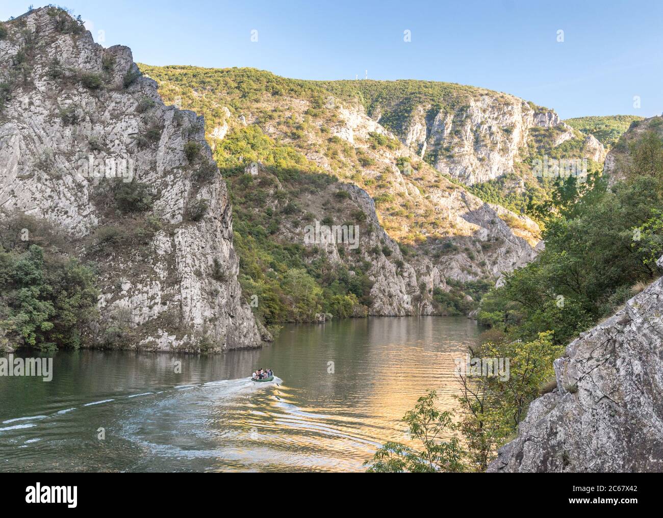 Ein Ausflugsboot treibt entlang des Flusses Treska in Richtung Matka See. Stockfoto