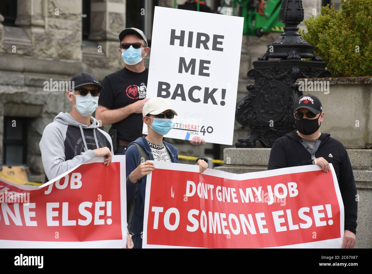 Victoria, British Columbia, Kanada, 7. Juli 2020 - Entlagerte Angestellte der Hotel- und Gastgewerbe aus Victoria, Vancouver und dem unteren Festland protestieren vor dem Gebäude der Provinzregierung, in dem sie ein legales Recht auf Rückkehr zur Arbeit fordern, während sich Unternehmen von der Covid-19-Virus-Pandemie erholen. Don Denton/Alamy Live News Stockfoto