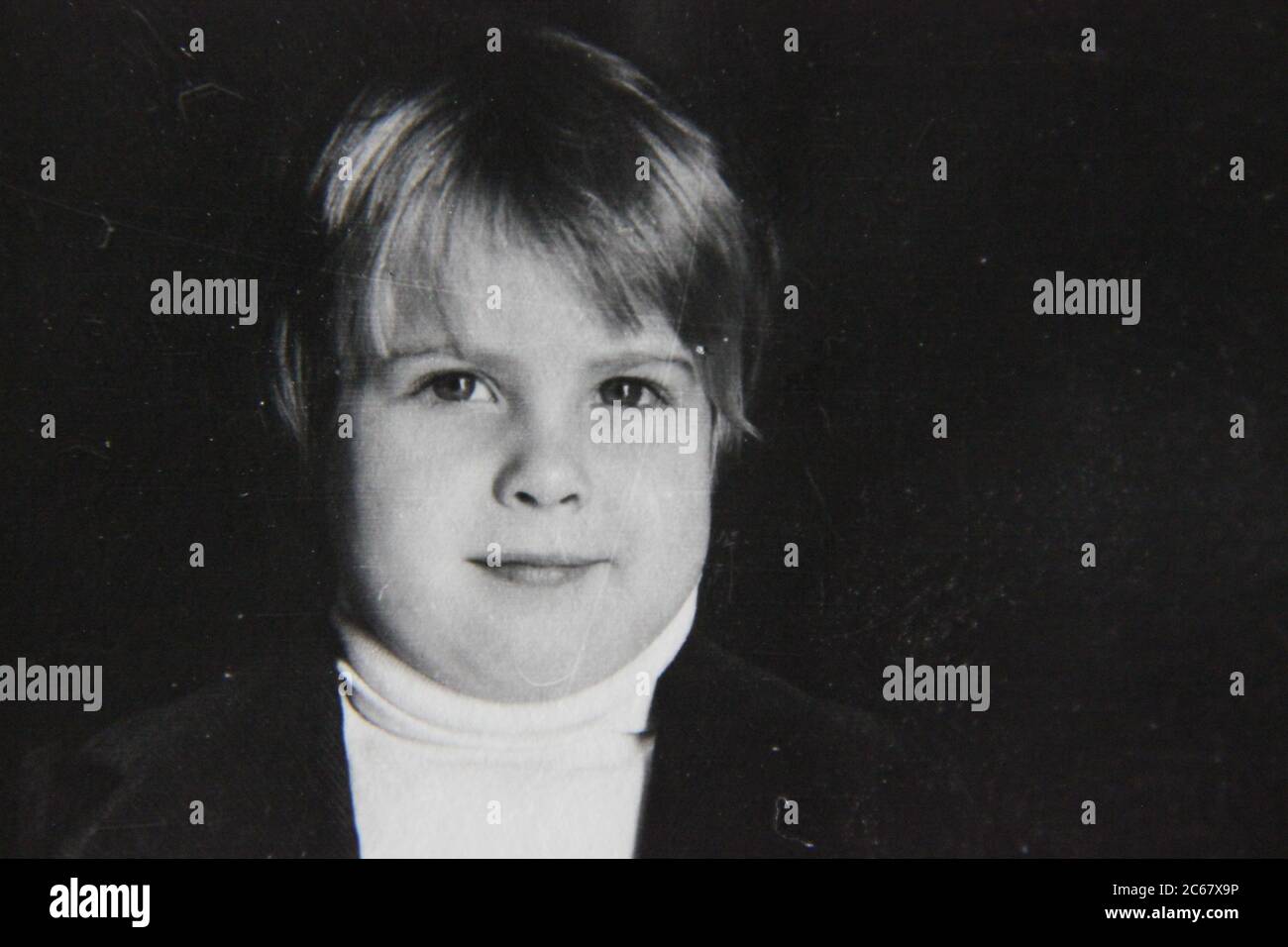 Feine 70er Jahre Vintage schwarz-weiß Lifestyle-Fotografie eines jungen achtjährigen Jungen posiert für die Kamera. Stockfoto