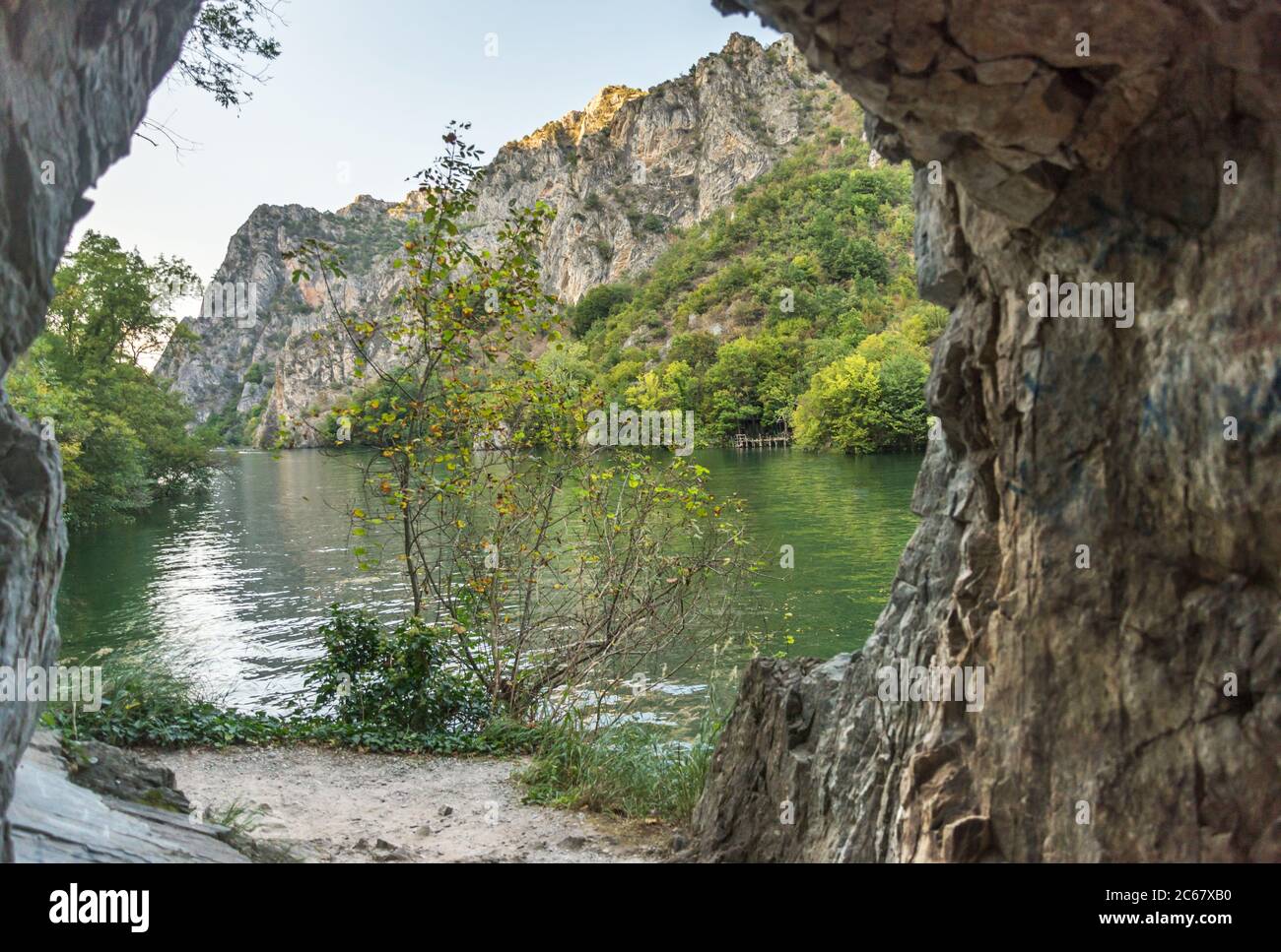 Am Matka Canyon, in der Nähe von Skopje, nehmen Besucher an Bootsfahrten Teil und mieten Kanus, um entlang des Treska Flusses und des ruhigen Wassers des Matka Sees zu driften. Stockfoto