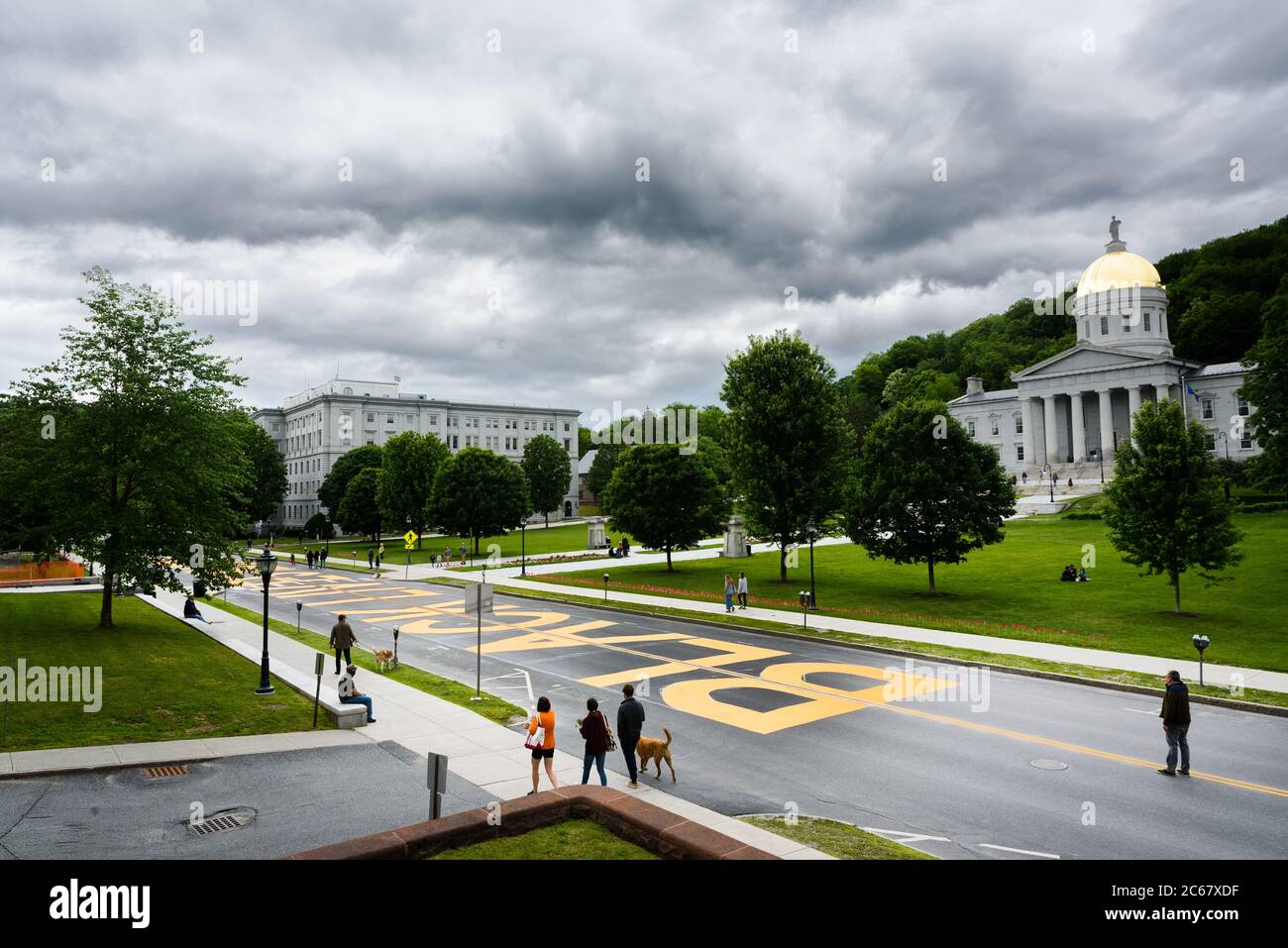Freiwillige malten "Black Lives Matter" auf der State Street vor dem Vermont State House, Montpelier, VT. Stockfoto