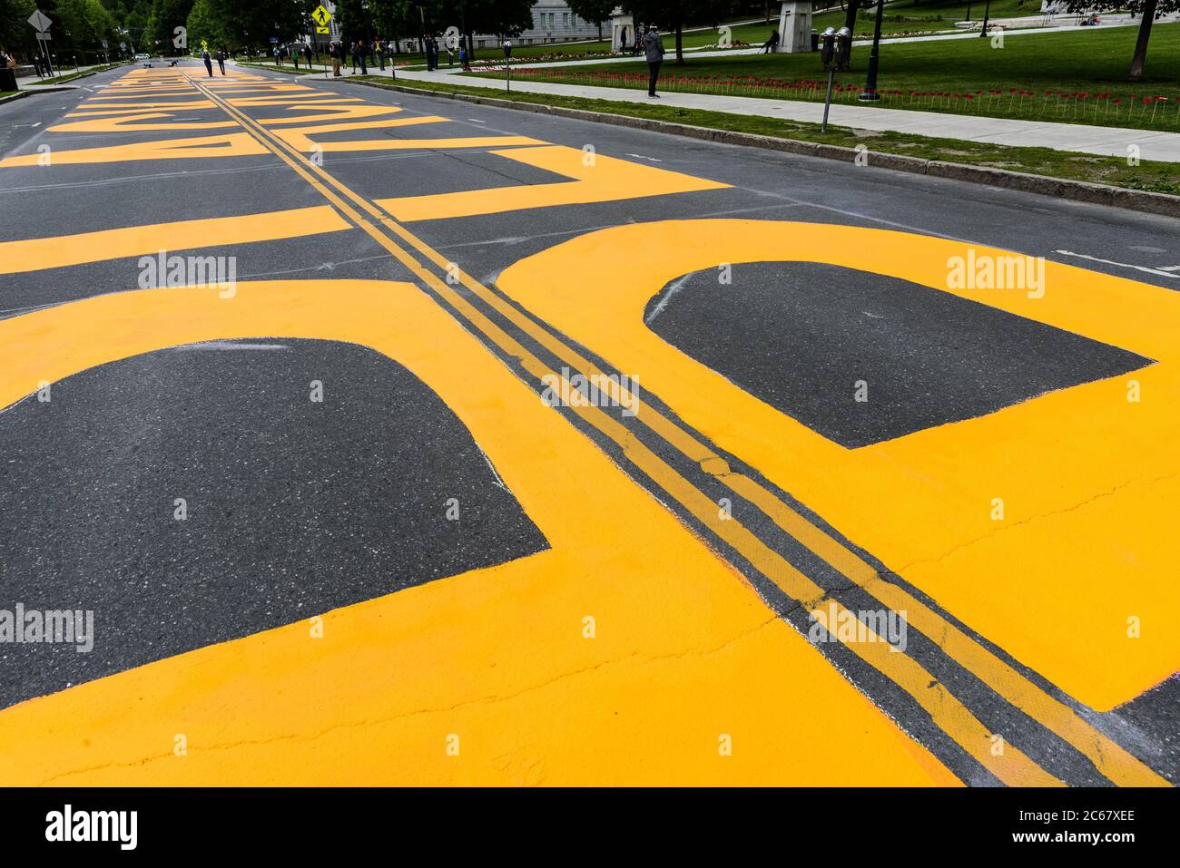 Freiwillige malten "Black Lives Matter" auf der State Street vor dem Vermont State House, Montpelier, VT. Stockfoto