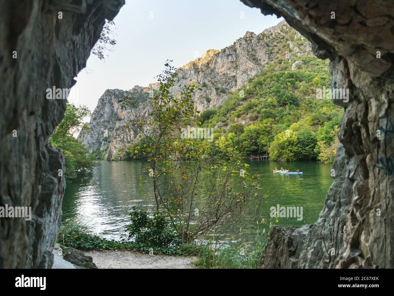 Ein beliebter Ort in der Nähe von Mazedoniens Hauptstadt, nehmen Besucher Bootsfahrten und mieten Kanus, um entlang des Treska Flusses und ruhigen Gewässern des Mannes verrückt treiben Stockfoto