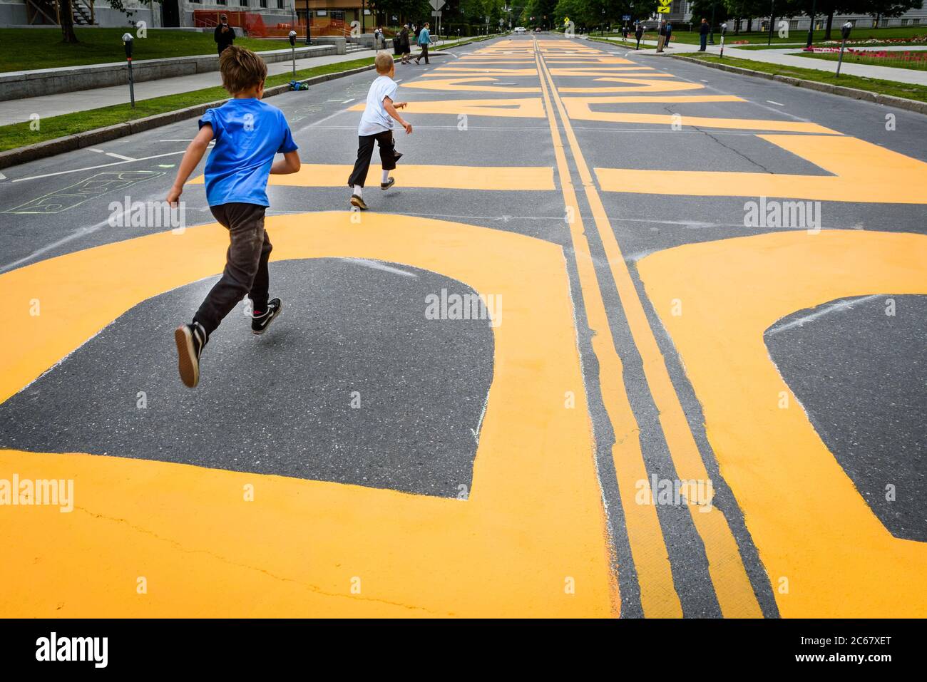 Freiwillige malten "Black Lives Matter" auf der State Street vor dem Vermont State House, Montpelier, VT. Stockfoto