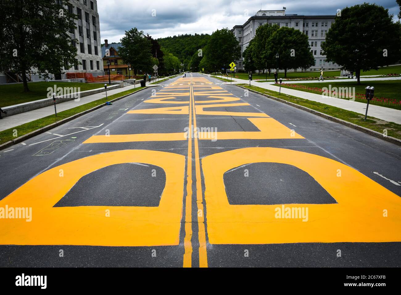 Freiwillige malten "Black Lives Matter" auf der State Street vor dem Vermont State House, Montpelier, VT. Stockfoto