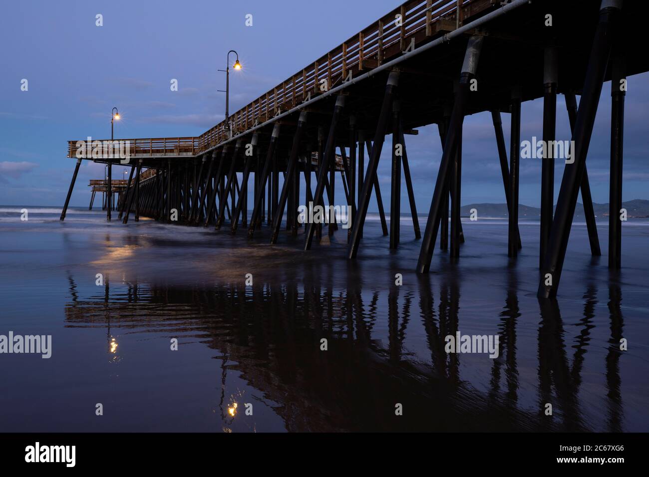 Pismo Beach Pier bei Sonnenuntergang, Kalifornien, USA Stockfoto