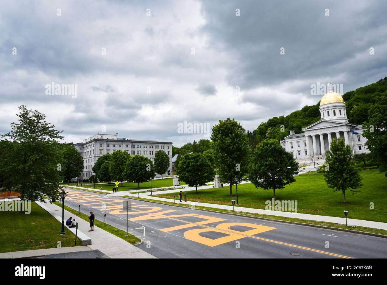 Freiwillige malten "Black Lives Matter" auf der State Street vor dem Vermont State House, Montpelier, VT. Stockfoto