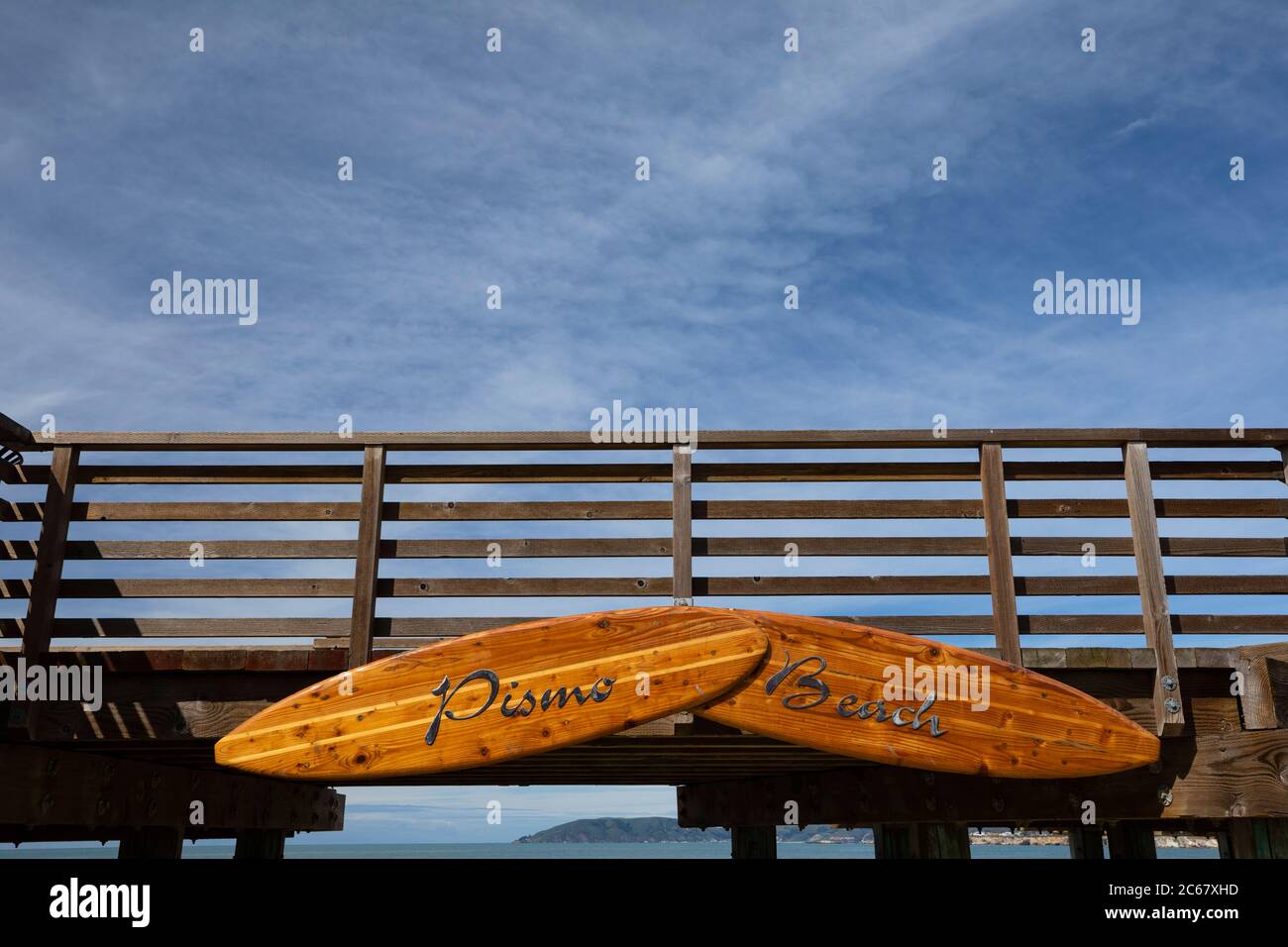 Pismo Beach Pier aus dem niedrigen Winkel, Kalifornien, USA Stockfoto